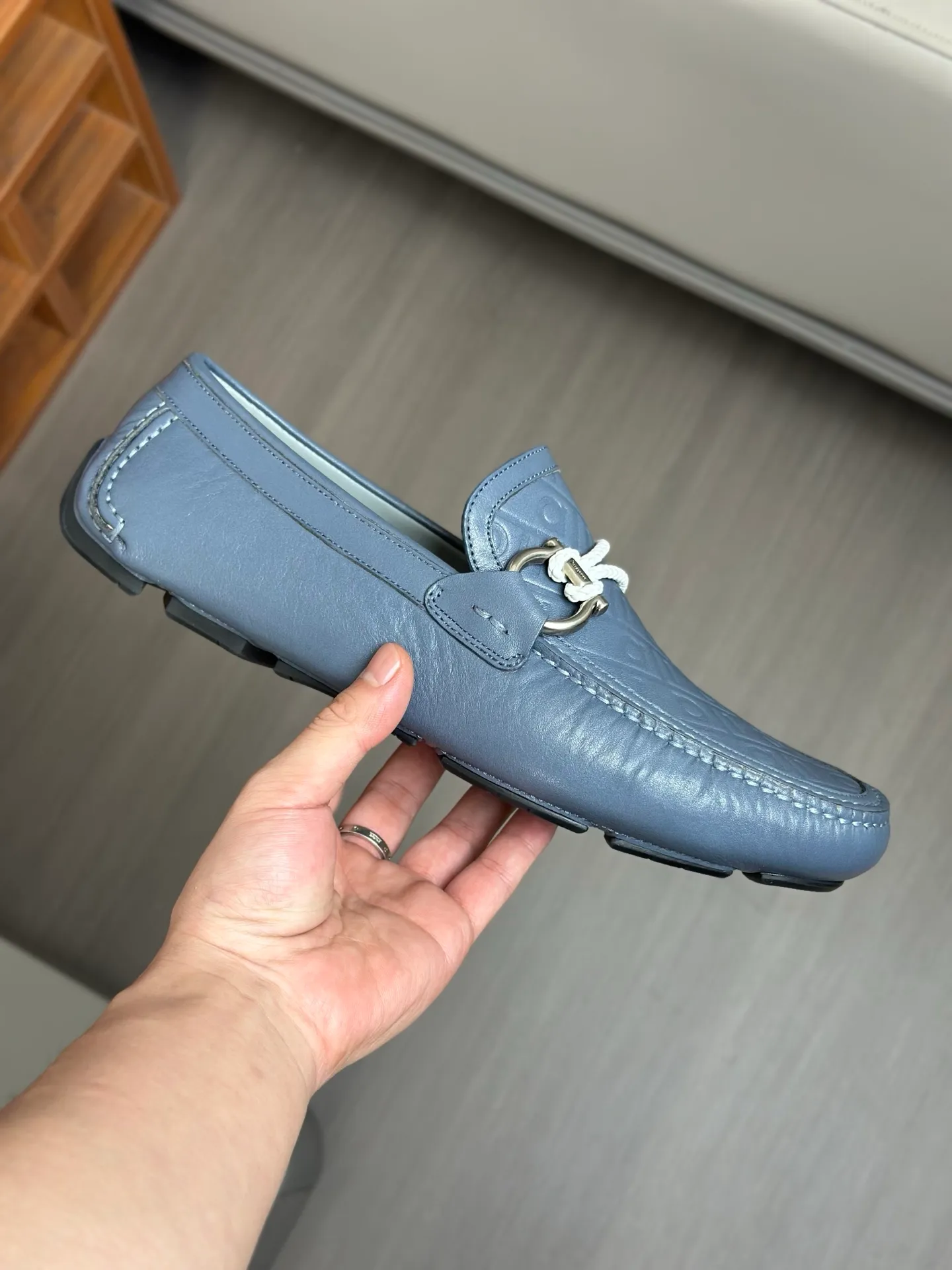 Batch 840, original order quality, new counter model, Ferragamo handmade men's driving shoes, bean shoes, slip-on shoes, lazy shoes, exquisite hand-stitching, workmanship details comparable to counters, original rubber outsole, imported cowhide from Italy, pressed water corrugated water-dyed cowhide lining, 39-44 large quantities in stock (38, 45 custom-made, non-refundable)